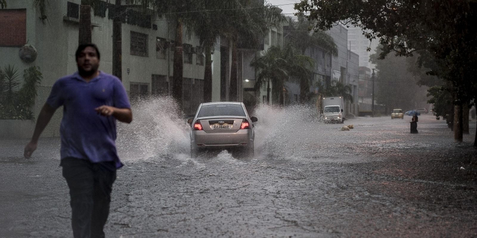 Capital paulista entra em estado de atenção com chuva e alagamento Capital paulista entra em estado de atenção com chuva e alagamento