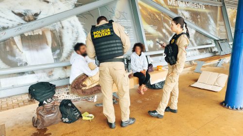 Clima esfria, amor esquenta… e polícia aparece após denúncia de suposto ato sexual em ponto de ônibus Imagem referente a Clima esfria, amor esquenta… e polícia aparece após denúncia de suposto ato sexual em ponto de ônibus