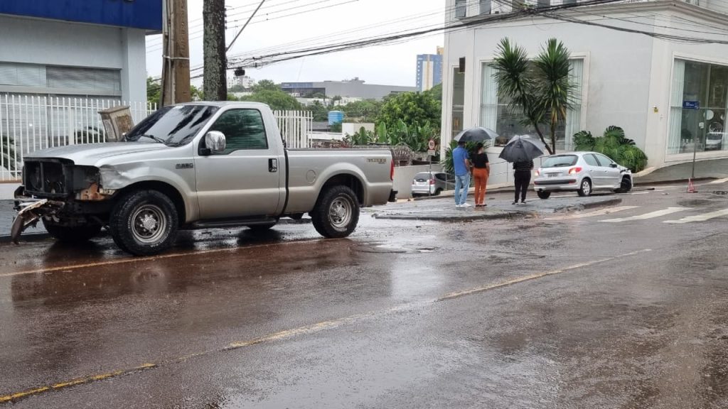 Acidente entre caminhonete e Peugeot é registrado no Centro Acidente entre caminhonete e Peugeot é registrado no Centro