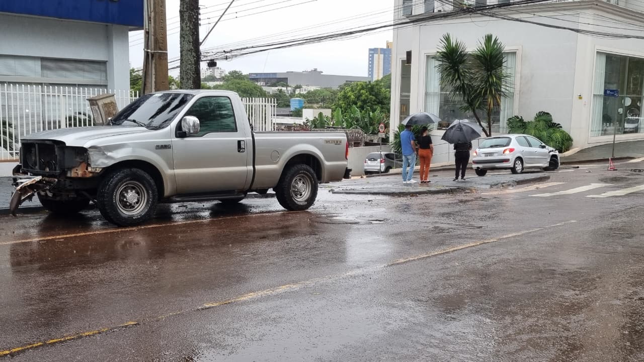 Acidente entre caminhonete e Peugeot é registrado no Centro Acidente entre caminhonete e Peugeot é registrado no Centro