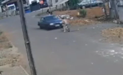 Motorista bêbado atropela criança de bicicleta e foge; veja o vídeo Motorista bêbado atropela criança de bicicleta e foge; veja o vídeo