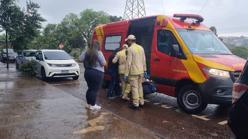 Adolescente é socorrida pelo Siate em colégio no Brasmadeira Adolescente é socorrida pelo Siate em colégio no Brasmadeira