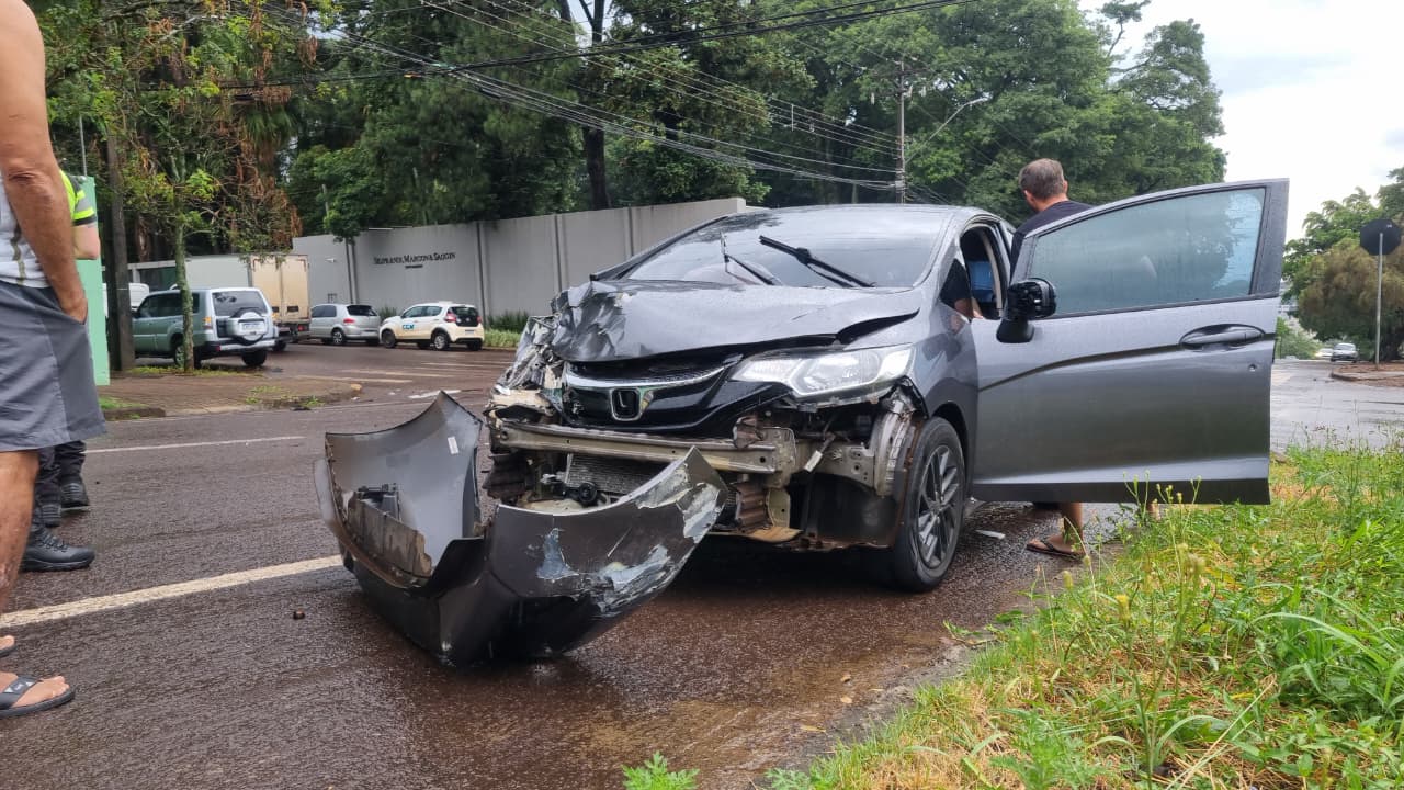 Prejuízo: Pajero e Honda Fit batem em cruzamento do bairro Neva, em Cascavel Prejuízo: Pajero e Honda Fit batem em cruzamento do bairro Neva, em Cascavel