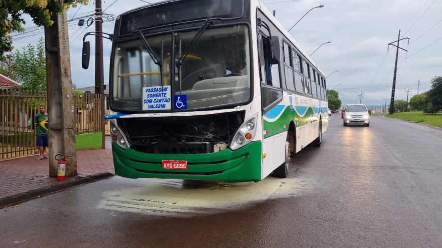Motor de ônibus do transporte público pega fogo e assusta passageiros no Floresta