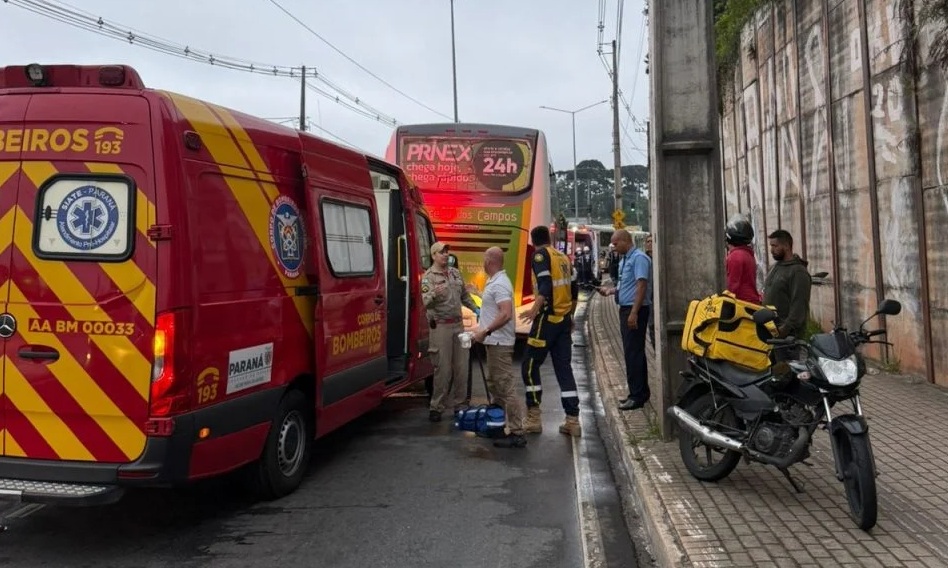 Motociclista de 20 anos é atingido por ônibus e fica em estado grave Motociclista de 20 anos é atingido por ônibus e fica em estado grave