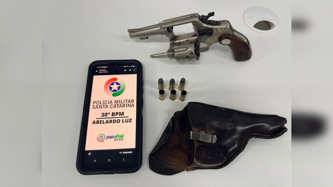Jovem dispara “por brincadeira” em festa e vai parar atrás das grades Jovem dispara “por brincadeira” em festa e vai parar atrás das grades