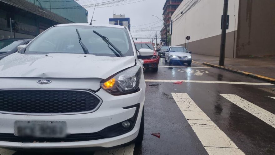 Engavetamento entre três veículos é registrado no cruzamento da Rua Recife com a Jorge Lacerda