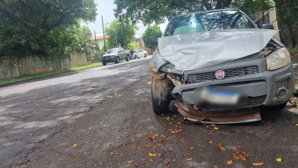 Colisão entre Strada e Corolla é registrada no Centro Colisão entre Strada e Corolla é registrada no Centro