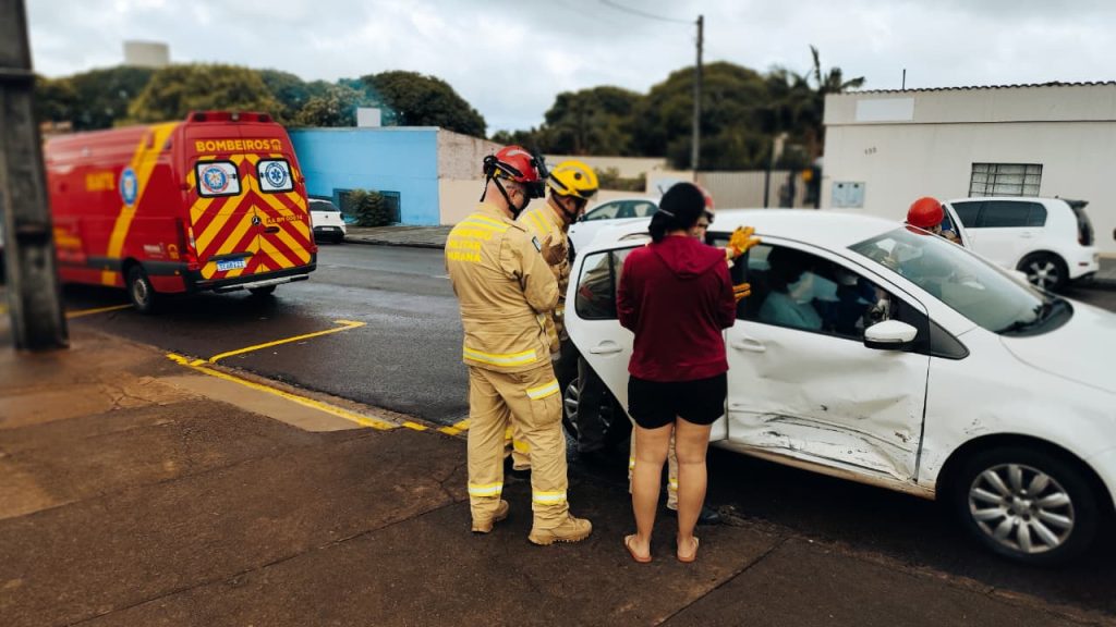 Passageira de Fox fica ferida após colisão com Gol no Bairro São Cristóvão Passageira de Fox fica ferida após colisão com Gol no Bairro São Cristóvão
