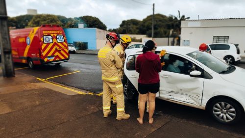 Passageira de Fox fica ferida após colisão com Gol no Bairro São Cristóvão Passageira de Fox fica ferida após colisão com Gol no Bairro São Cristóvão