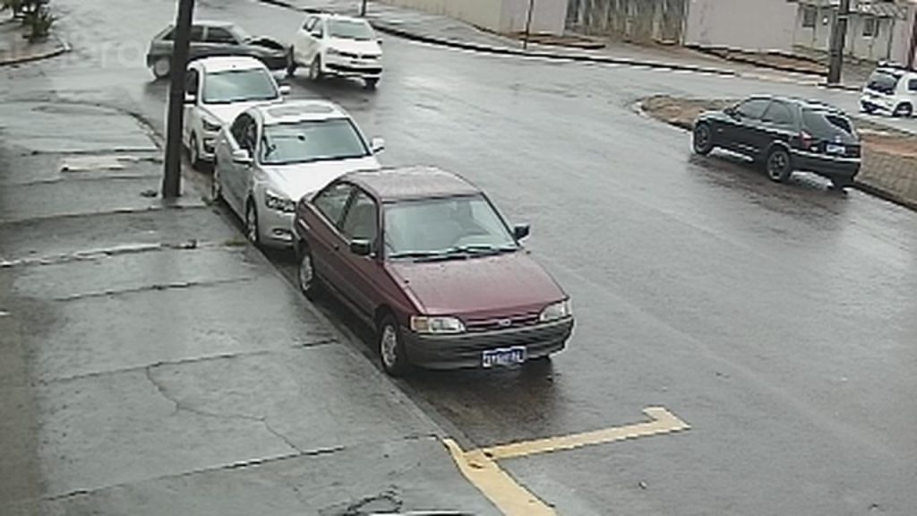 Câmera flagra acidente entre Fox e Gol no Bairro São Cristóvão Câmera flagra acidente entre Fox e Gol no Bairro São Cristóvão