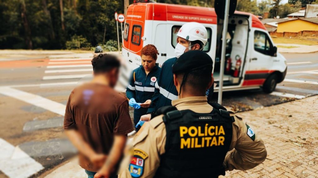 Homem é brutalmente agredido em briga de moradores de rua no 14 de Novembro Homem é brutalmente agredido em briga de moradores de rua no 14 de Novembro