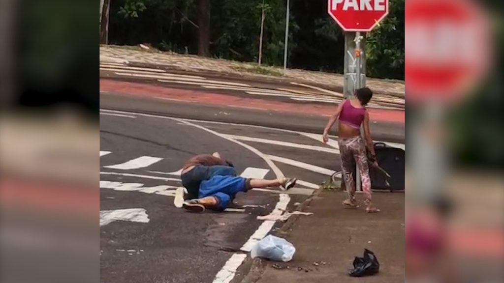 Vídeo mostra homem sendo violentamente agredido no XIV de Novembro Vídeo mostra homem sendo violentamente agredido no XIV de Novembro