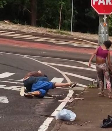 Vídeo mostra homem sendo violentamente agredido no XIV de Novembro Imagem referente a Vídeo mostra homem sendo violentamente agredido no XIV de Novembro