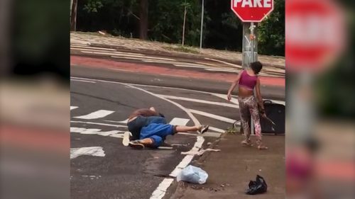 Vídeo mostra homem sendo violentamente agredido no XIV de Novembro Imagem referente a Vídeo mostra homem sendo violentamente agredido no XIV de Novembro