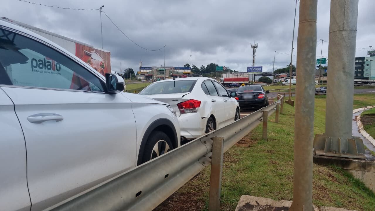 Carros se envolvem em colisão de trânsito no Trevo Cataratas