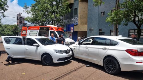 Mulher passa mal na direção e bate contra BMW no Centro de Cascavel Mulher passa mal na direção e bate contra BMW no Centro de Cascavel