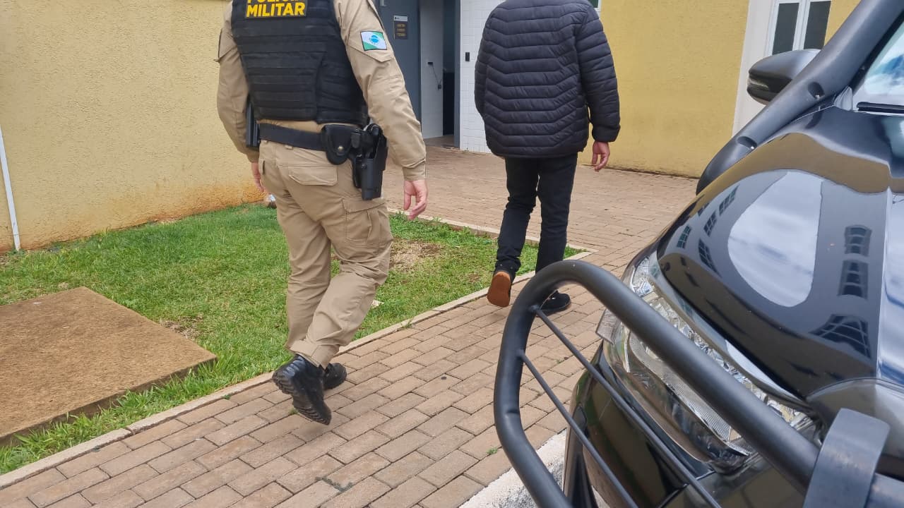Pai de quatro filhos, acusado de agressão, troca fechaduras e deixa mulher e bebê na rua em Cascavel