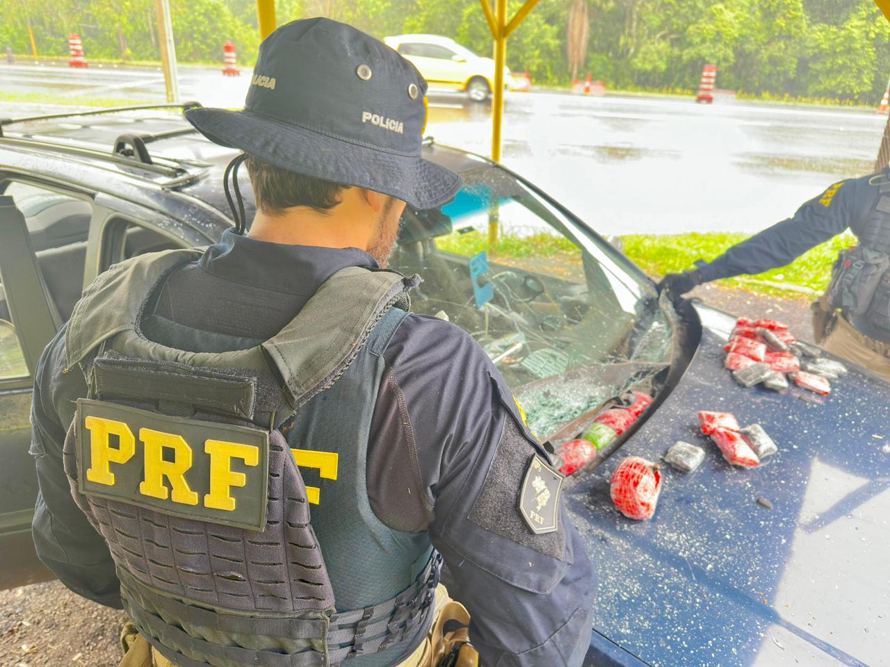 PRF apreende haxixe oculto em compartimento no painel corta-fogo de veículo na BR-277, em Irati