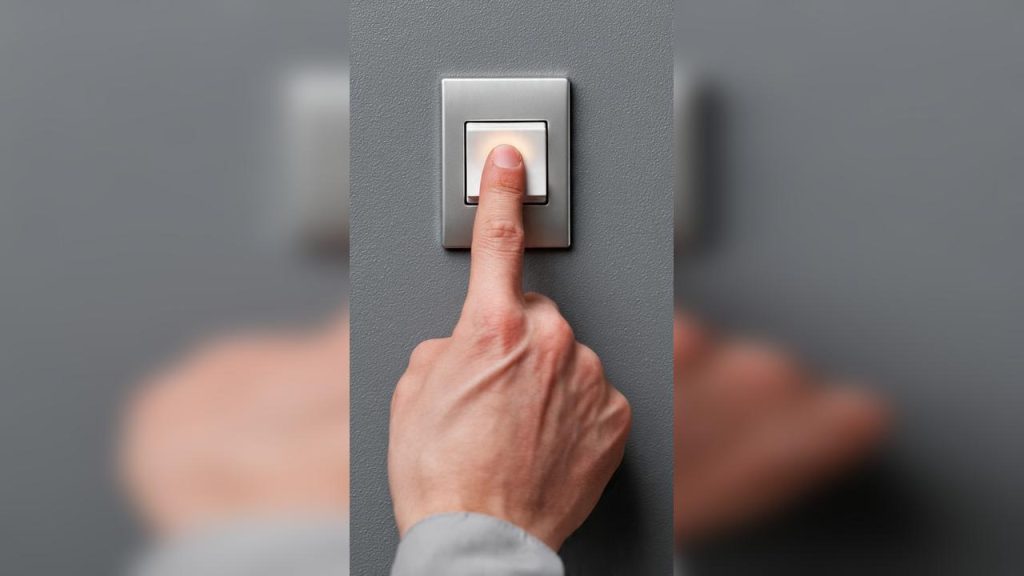 Curto-circuito deixa moradores do Tropical mais uma vez sem energia elétrica Curto-circuito deixa moradores do Tropical mais uma vez sem energia elétrica