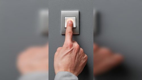 Curto-circuito deixa moradores do Tropical mais uma vez sem energia elétrica Curto-circuito deixa moradores do Tropical mais uma vez sem energia elétrica