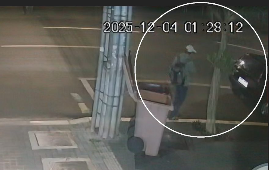 Veja o flagrante: homem entra pelo porta-malas e furta Uno Mille no Centro de Cascavel