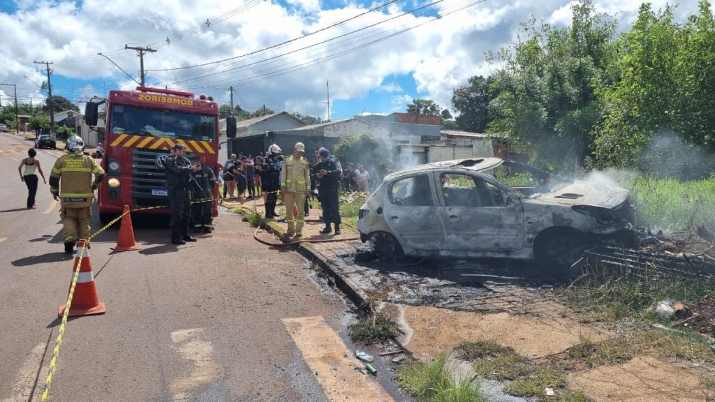 Corpo carbonizado é encontrado dentro de Peugeot incendiado em Cascavel Corpo carbonizado é encontrado dentro de Peugeot incendiado em Cascavel