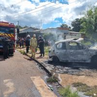 Corpo carbonizado é encontrado dentro de Peugeot incendiado em Cascavel Imagem referente a Corpo carbonizado é encontrado dentro de Peugeot incendiado em Cascavel