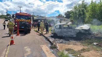 Corpo carbonizado é encontrado dentro de Peugeot incendiado em Cascavel Corpo carbonizado é encontrado dentro de Peugeot incendiado em Cascavel
