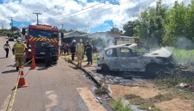 Corpo carbonizado é encontrado dentro de Peugeot incendiado em Cascavel Imagem referente a Corpo carbonizado é encontrado dentro de Peugeot incendiado em Cascavel