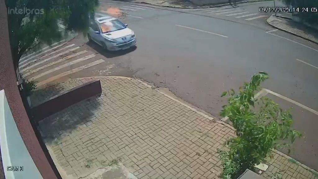 Câmera de segurança flagra Peugeot em chamas descendo rua desgovernado em Cascavel Câmera de segurança flagra Peugeot em chamas descendo rua desgovernado em Cascavel