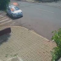 Câmera de segurança flagra Peugeot em chamas descendo rua desgovernado em Cascavel Imagem referente a Câmera de segurança flagra Peugeot em chamas descendo rua desgovernado em Cascavel