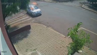 Câmera de segurança flagra Peugeot em chamas descendo rua desgovernado em Cascavel Imagem referente a Câmera de segurança flagra Peugeot em chamas descendo rua desgovernado em Cascavel
