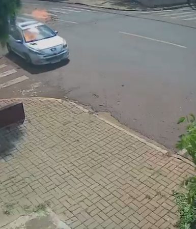 Câmera de segurança flagra Peugeot em chamas descendo rua desgovernado em Cascavel Imagem referente a Câmera de segurança flagra Peugeot em chamas descendo rua desgovernado em Cascavel