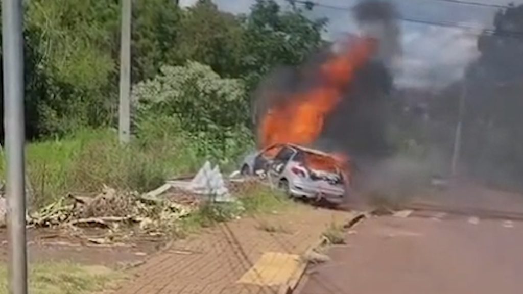 Vídeo flagra Peugeot sendo tomado pelas chamas no Sanga Funda; Márcio Boeira dos Santos morreu carbonizado Vídeo flagra Peugeot sendo tomado pelas chamas no Sanga Funda; Márcio Boeira dos Santos morreu carbonizado
