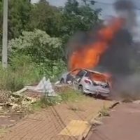 Vídeo flagra Peugeot sendo tomado pelas chamas no Sanga Funda; Márcio Boeira dos Santos morreu carbonizado Imagem referente a Vídeo flagra Peugeot sendo tomado pelas chamas no Sanga Funda; Márcio Boeira dos Santos morreu carbonizado