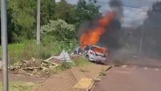 Vídeo flagra Peugeot sendo tomado pelas chamas no Sanga Funda; Márcio Boeira dos Santos morreu carbonizado Vídeo flagra Peugeot sendo tomado pelas chamas no Sanga Funda; Márcio Boeira dos Santos morreu carbonizado