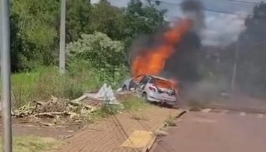 Vídeo flagra Peugeot sendo tomado pelas chamas no Sanga Funda; Márcio Boeira dos Santos morreu carbonizado Imagem referente a Vídeo flagra Peugeot sendo tomado pelas chamas no Sanga Funda; Márcio Boeira dos Santos morreu carbonizado