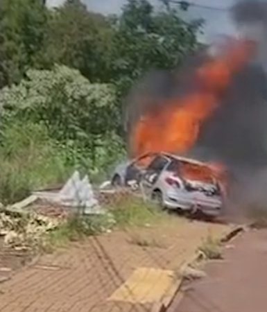 Vídeo flagra Peugeot sendo tomado pelas chamas no Sanga Funda; Márcio Boeira dos Santos morreu carbonizado Imagem referente a Vídeo flagra Peugeot sendo tomado pelas chamas no Sanga Funda; Márcio Boeira dos Santos morreu carbonizado