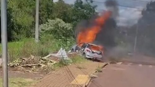 Vídeo flagra Peugeot sendo tomado pelas chamas no Sanga Funda; Márcio Boeira dos Santos morreu carbonizado Imagem referente a Vídeo flagra Peugeot sendo tomado pelas chamas no Sanga Funda; Márcio Boeira dos Santos morreu carbonizado