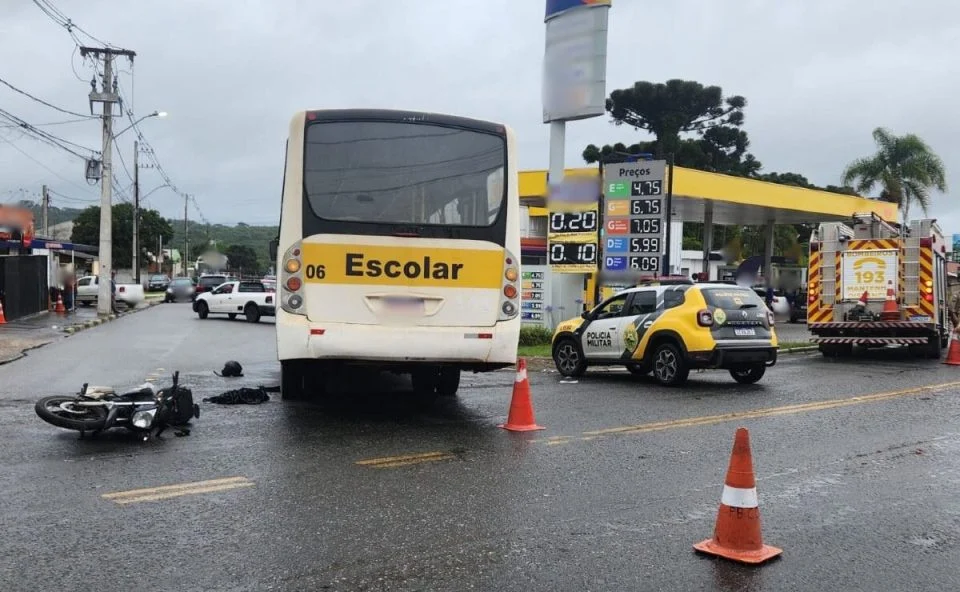 Motociclista fica com perna esmagada ao tentar ultrapassar ônibus escolar na chuva Motociclista fica com perna esmagada ao tentar ultrapassar ônibus escolar na chuva
