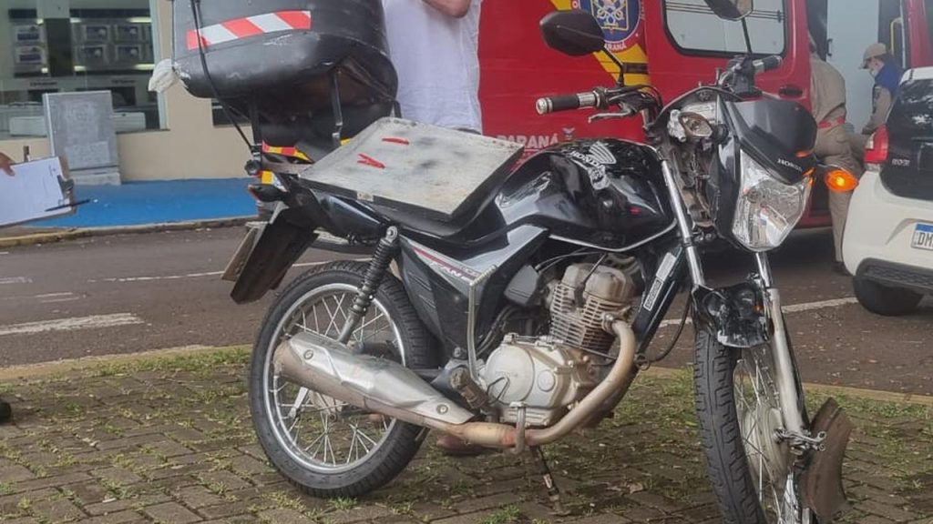 Acidente entre Mercedes e moto deixa motociclista ferido no Centro Acidente entre Mercedes e moto deixa motociclista ferido no Centro