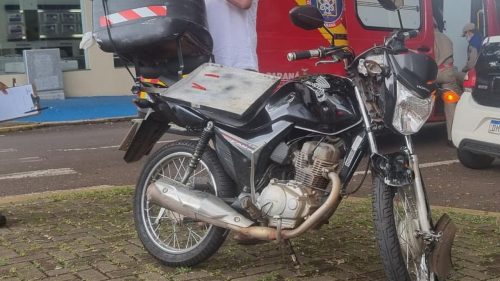 Acidente entre Mercedes e moto deixa motociclista ferido no Centro Acidente entre Mercedes e moto deixa motociclista ferido no Centro