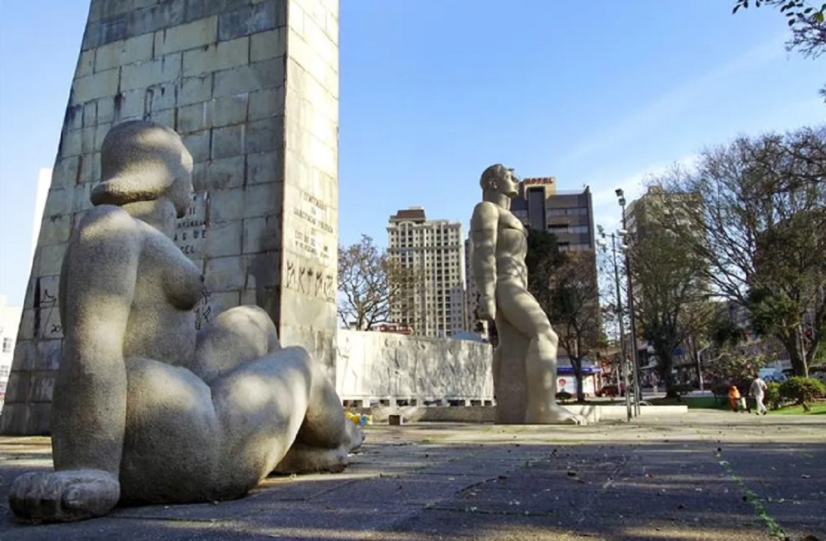 Não pode ficar pelado rua! Câmara de Curitiba aprova proibição de "nudez artística" em locais públicos Não pode ficar pelado rua! Câmara de Curitiba aprova proibição de "nudez artística" em locais públicos