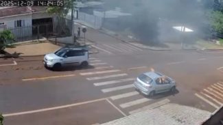 Novas imagens de câmera de segurança mostram Peugeot em chamas trafegando pela rua Leonardo da Vinci Novas imagens de câmera de segurança mostram Peugeot em chamas trafegando pela rua Leonardo da Vinci