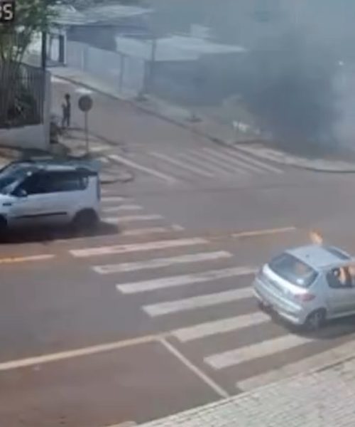 Novas imagens de câmera de segurança mostram Peugeot em chamas trafegando pela rua Leonardo da Vinci Imagem referente a Novas imagens de câmera de segurança mostram Peugeot em chamas trafegando pela rua Leonardo da Vinci