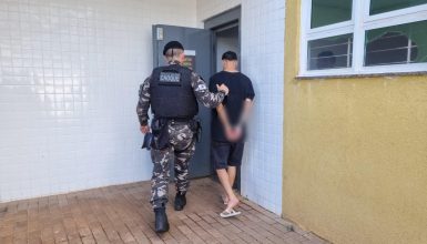 Homem é detido com 187 buchas de cocaína no Floresta Imagem referente a Homem é detido com 187 buchas de cocaína no Floresta