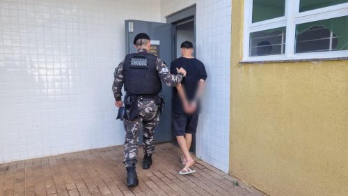 Homem é detido com 187 buchas de cocaína no Floresta Homem é detido com 187 buchas de cocaína no Floresta