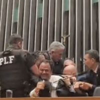 Glauber Braga é retirado à força após ocupar mesa da Câmara Imagem referente a Glauber Braga é retirado à força após ocupar mesa da Câmara