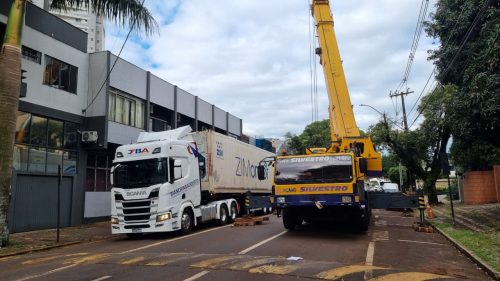 Carreta levando contêiner bloqueia Rua Paraná, no Centro de Cascavel Carreta levando contêiner bloqueia Rua Paraná, no Centro de Cascavel